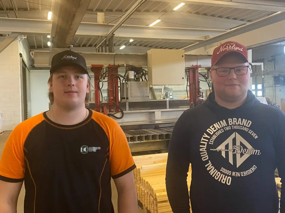 bildet viser to menn i en produksjonshall