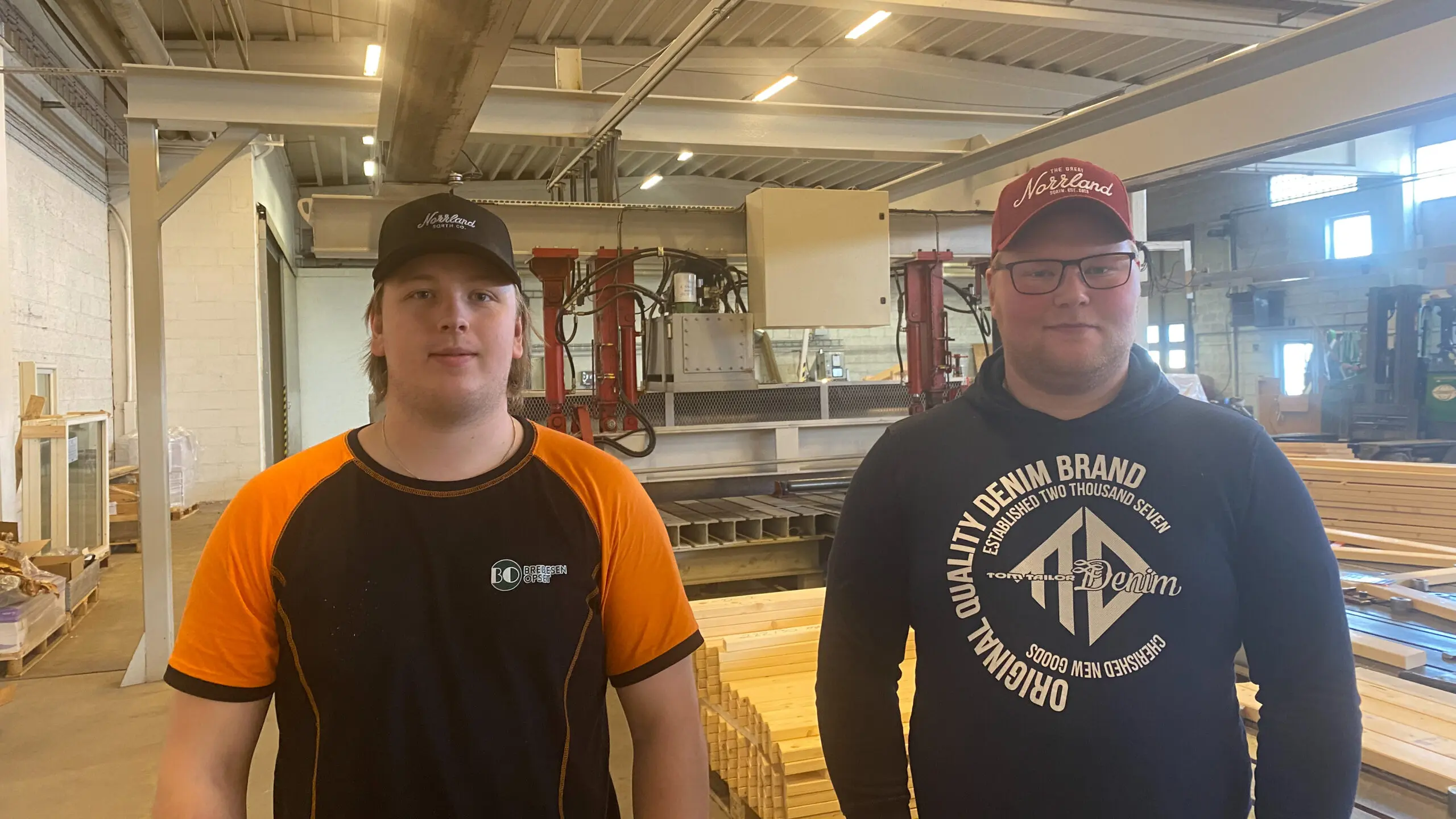 bildet viser to menn i en produksjonshall
