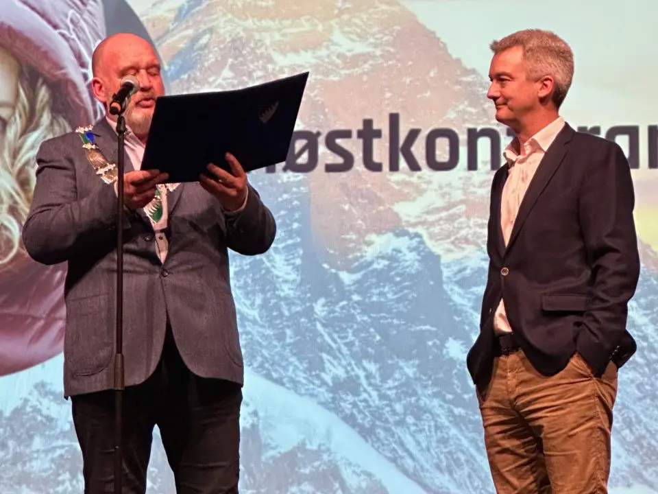 Bildet viser Ordfører i Grue Kommune, Rune Grenberg, han overrekker prisen til daglig leder i Bredesen Opset, Brede Bredesen Opset.