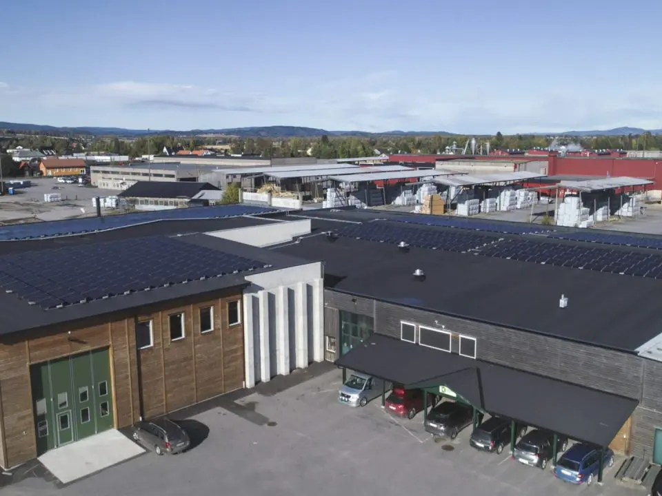Bildet viser Bredesen Opset Prefab og solceller på taket hos fabrikken
