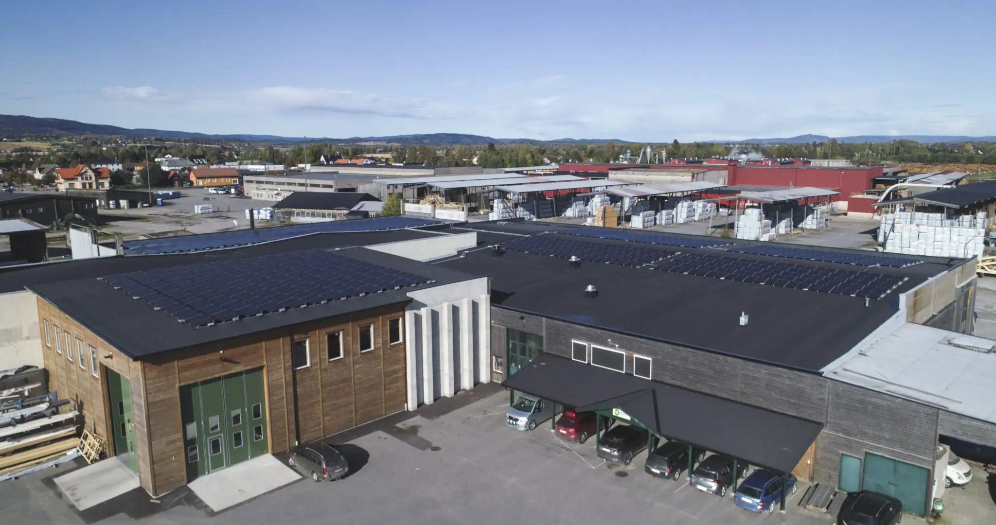 Bildet viser Bredesen Opset Prefab og solceller på taket hos fabrikken